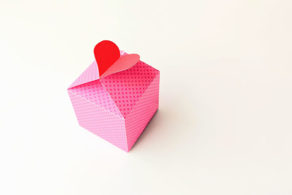 Gift Box with Heart Interlocking Top: A Creative Solution for Special Occasions